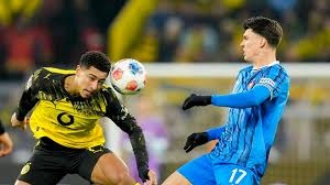 深蹲不会屈髋的话，可以在后面放一张凳子，找一找感